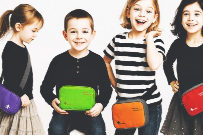 Fünf Kinder mit verschiedenen Taschen. Die Taschen sind für die Aufbewahrung eines Allergiker-Notfallsets geeignet.
